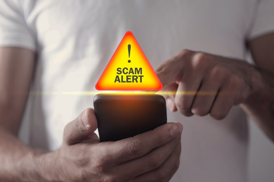 Ngân hàng cảnh báo một thói quen khi xem phim online có thể khiến bay sạch tiền trong tài khoản