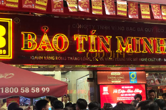 Giá vàng phục hồi, cảnh trái ngược ở hai tiệm vàng lớn trên phố Trần Nhân Tông