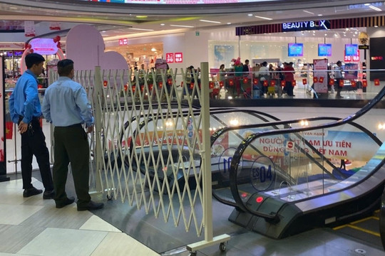 Cận cảnh hiện trường vụ nghi nhảy lầu lần 3 ở Vạn Hạnh Mall
