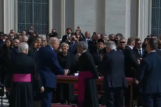 Ông Trump gặp riêng Tổng thống Ukraine trước lễ tang Giáo hoàng Francis
