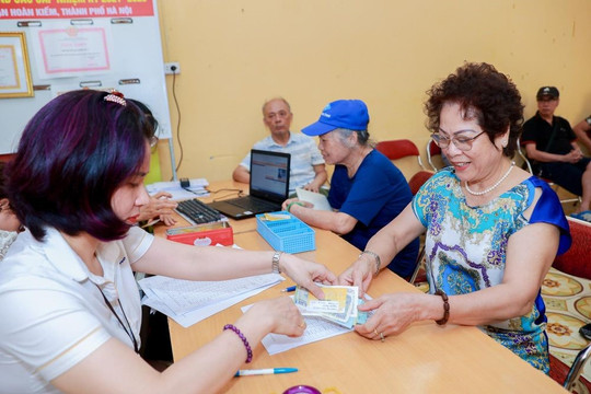 Từ hôm nay, chi trả sớm lương hưu, trợ cấp tháng 5