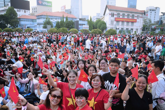 Cờ đỏ sao vàng phủ kín, người dân 'mở hội' trên đường phố TPHCM