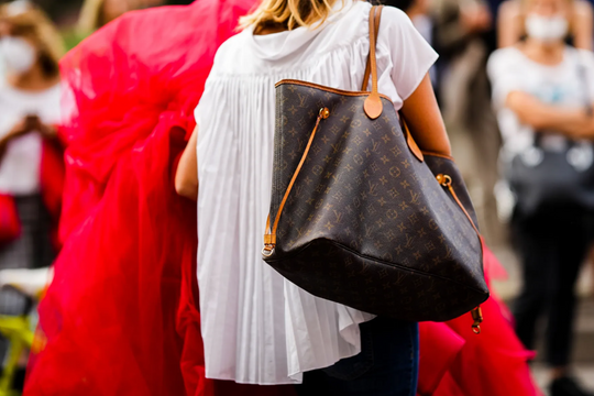 Louis Vuitton tăng giá túi xách tại Mỹ vì thuế quan