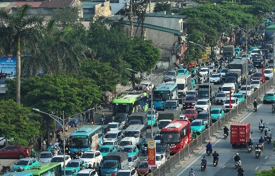 Dòng người ùn ùn về quê nghỉ lễ, cửa ngõ Hà Nội tắc cứng