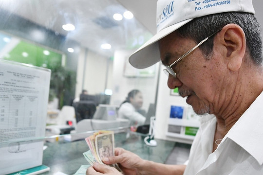 Hơn 3,4 triệu người nhận lương hưu, trợ cấp tháng 5 sớm trước kỳ nghỉ lễ