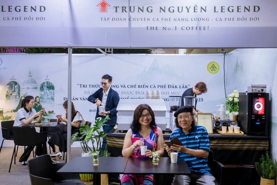 Ông Đặng Lê Nguyên Vũ mang tuyệt phẩm cà phê Trung Nguyên Legend đến sự kiện du lịch trọng điểm của năm