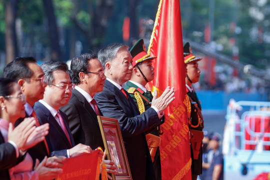 Tổng Bí thư Tô Lâm trao Danh hiệu Anh hùng Lao động tặng TPHCM