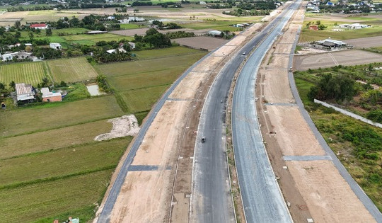 Sau 4 năm khởi công, con đường huyết mạch gần 5.000 tỷ nối TP. HCM và vùng đất gắn với '8 chữ vàng' đang dần lộ diện