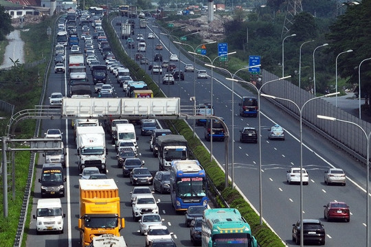 Kết thúc nghỉ lễ sớm, người dân ùn ùn trở về Hà Nội để tránh tắc đường