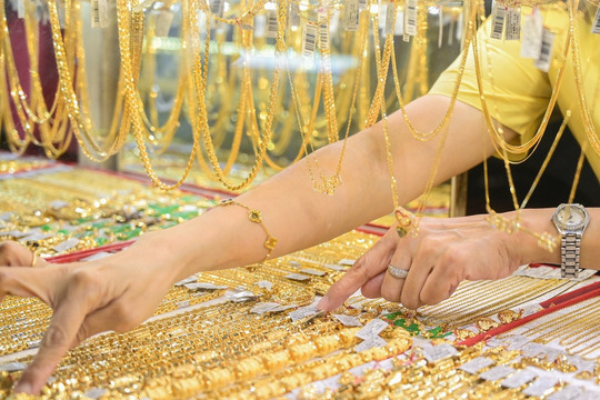 Giá vàng hôm nay 4/5/2025 chốt tuần giảm, cảnh báo tiếp tục lao dốc