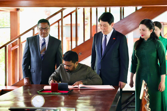 Chủ tịch nước Lương Cường cùng Tổng thống Sri Lanka thăm Khu di tích Chủ tịch Hồ Chí Minh