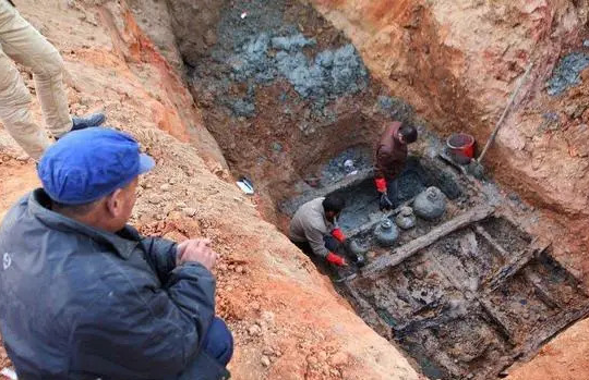 Kỳ lạ gò đất cao 30m ‘cỏ không thể mọc’, đào sâu xuống 5m phát hiện lớp bùn ‘phong ấn’, các nhà khảo cổ vội phong tỏa vĩnh viễn