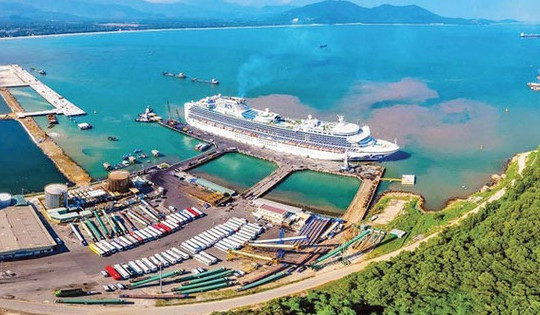 Mở rộng gần gấp đôi khu cảng nằm trong vịnh biển đẹp nhất thế giới, giữa hai đô thị lớn nhất miền Trung