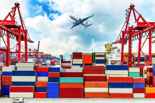 Doanh nghiệp Việt dồn toàn lực, xuất khẩu tăng trưởng ấn tượng 20% bất chấp bão thuế quan toàn cầu