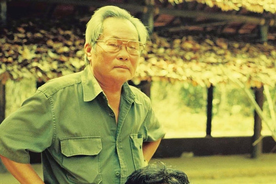 Nhà văn nổi tiếng là con chủ tiệm vàng, từng đi bộ đội: Nhân vật quen thuộc với nhiều thế hệ học sinh, con trai là 'đạo diễn bạc tỷ'
