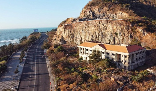 Biệt thự bỏ hoang gần 20 năm trên sườn dốc Vũng Tàu: Kiến trúc Pháp lộng lẫy với địa thế lưng tựa đồi, mặt hướng biển