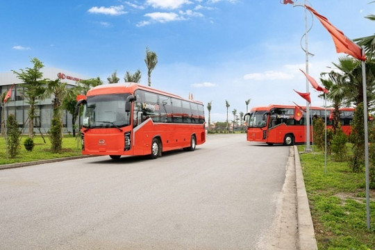 Hãng xe Việt Kim Long Motor vừa bàn giao thêm cho đối tác 47 xe chở khách