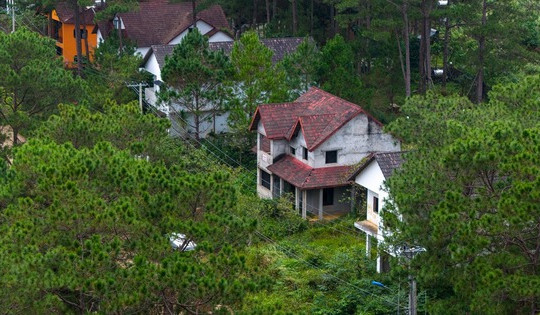 ‘Đà Lạt thứ 2’ của Tây Nguyên tồn tại la liệt biệt thự tiền tỷ bỏ hoang, trở thành điểm xấu xí giữa rừng thông lãng mạn