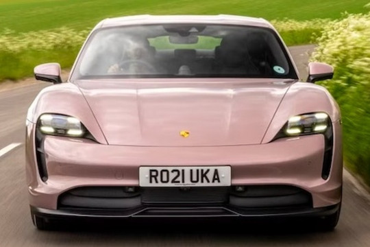 Porsche đổ lỗi cho móng tay khách hàng sau sự cố kéo dài 3 năm