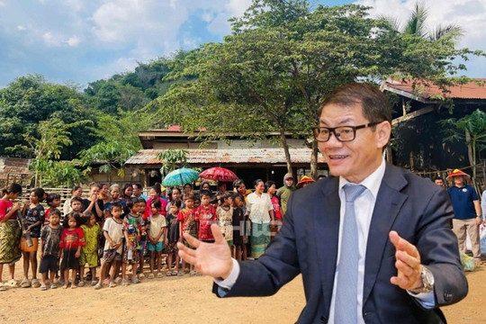 THILOGI của ông Trần Bá Dương đã vận chuyển lô hàng viện trợ đến Lào, chia sẻ khó khăn với người dân nước bạn