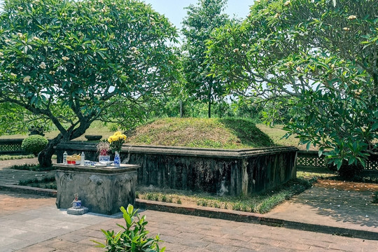 Bên trong khu lăng mộ vua Lê bị 2 người Trung Quốc xâm hại tìm cổ vật