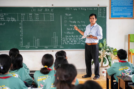 Tin vui: Giáo viên sắp có thêm nhiều ưu đãi mới, lương xếp bậc cao nhất trong khối hành chính sự nghiệp