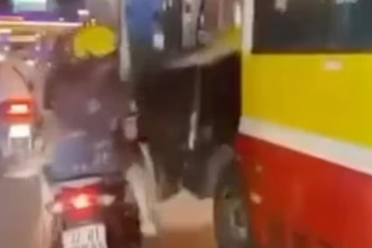Điều tra clip sốc: Tài xế xe buýt mở cửa đập vào gia đình đi xe máy giữa ngã tư TP Vinh