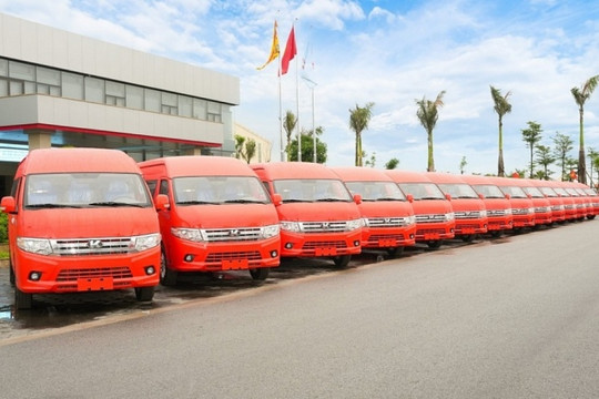 Gây chú ý với khoang hành lý rộng nhất phân khúc, mẫu xe khách của hãng xe Việt Kim Long Motor tiếp tục được đặt mua 100 chiếc