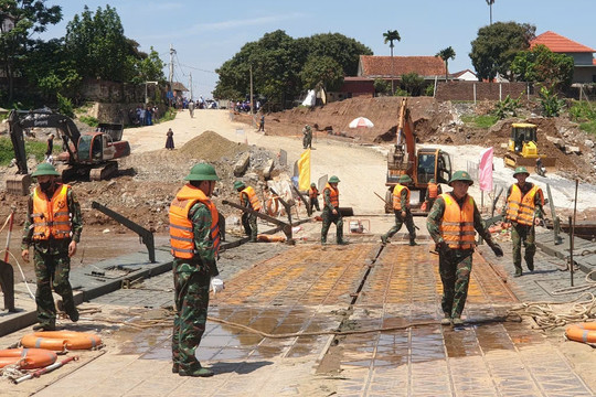 Nước sông Hồng dâng cao, tạm thời cắt cầu phao Phong Châu