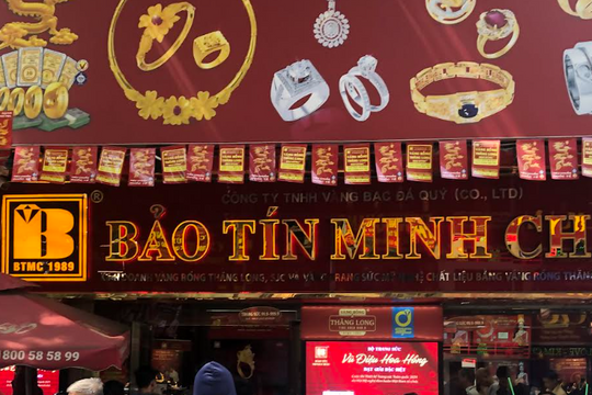 Giá vàng giảm mạnh từ đỉnh 124 triệu đồng/lượng, nhiều người tranh thủ mua vào