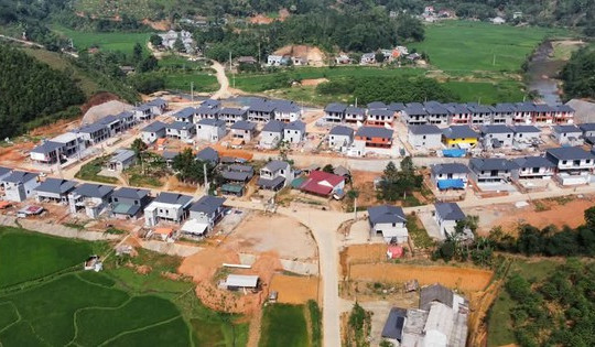 Chiêm ngưỡng làng tái định cư đẹp như khu nhà ở liền kề giữa núi đồi
