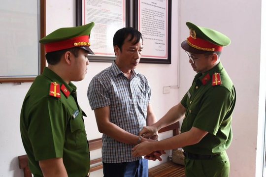 Bắt khẩn cấp chủ tịch xã Văn Mạnh Thắng