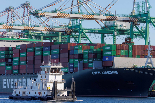 Tháo chạy khỏi Trung Quốc: Hàng trăm container lên tàu trong đêm, doanh nghiệp Mỹ gấp rút tận dụng 90 ngày 'ngừng bắn'