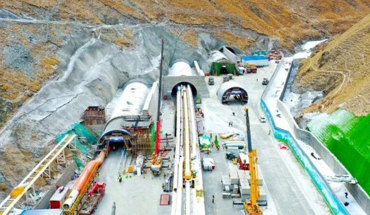 Đường hầm cao tốc dài nhất thế giới: Đi xuyên qua núi với 16 đới đứt gãy, chỉ mất 54 tháng để hoàn thành