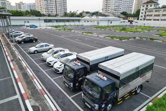 Sốt ruột cảnh ‘bất động’ tại trung tâm sát hạch lái xe