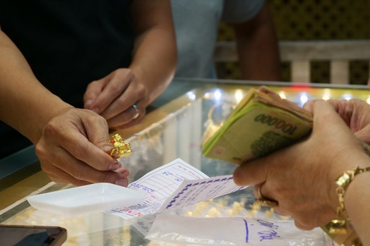 Chị C. đến tiệm vàng mua 10 chỉ vàng, chuyển tiền xong thì người bán từ chối, công an lập tức cảnh báo