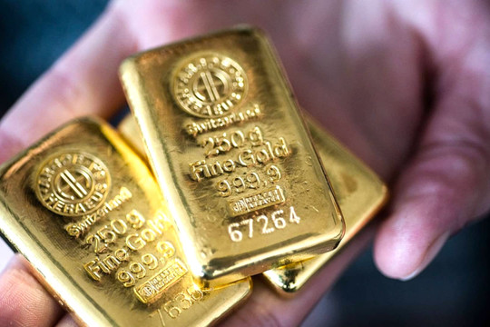 Giá vàng thế giới lao dốc mạnh nhất trong 6 tháng