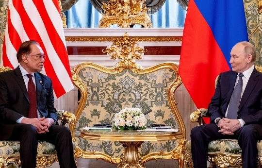 Tổng thống Putin gây 'sốt' vì màn đố vui cùng Thủ tướng Malaysia