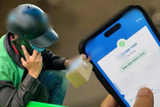 Sau nhiều cuộc gọi, chị H. chuyển 900 triệu cho một nhân viên giao hàng rồi quyết định báo công an