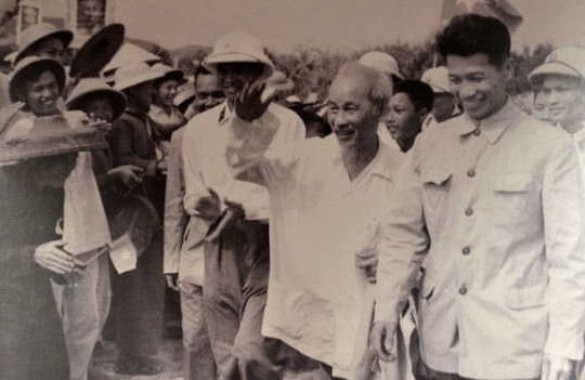 Vùng đất duy nhất được Bác Hồ cho phép dựng tượng ngay khi Người còn sống: Từng là huyện nghèo, nay vươn mình thành đảo ngọc ở vùng Đông Bắc Tổ quốc