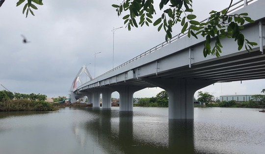 Ít ngày nữa, cây cầu dây văng nghìn tỷ mang hình búp sen, sở hữu tên cổ của TP. Nam Định sẽ khánh thành