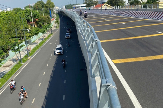 Người dân TPHCM phải đi lòng vòng trên đường nối 4.800 tỷ đồng dù nhà 'sát vách'