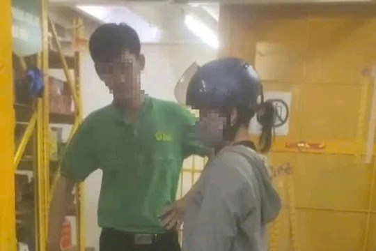 Cho thôi việc hiệu trưởng lấy cắp 1 hộp xí muội, 1 hộp hạt dẻ ở cửa hàng bách hóa