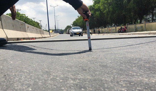 Cầu ở TP. HCM chưa thông xe chính thức đã xuất hiện sụt lún, lộ vết nứt