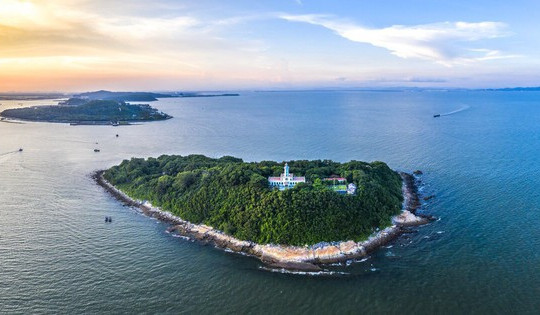 Hòn đảo tí hon giữa vùng biển miền Bắc: Sở hữu một trong 5 ngọn hải đăng cổ nhất Việt Nam, chỉ rộng hơn 10km2 nhưng có cả rừng cổ thụ nguyên sinh