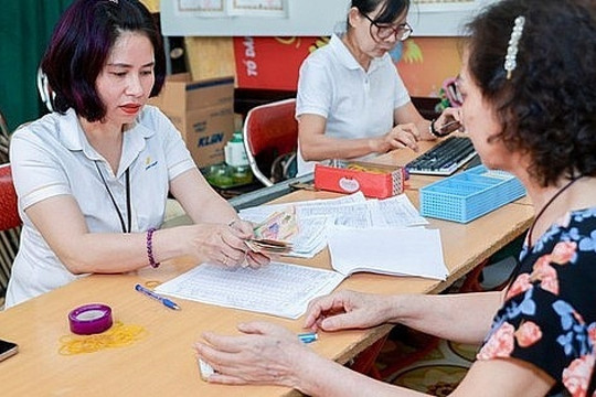 Đủ 28 năm đóng BHXH, nữ sinh năm 1978 có được nghỉ hưu sớm? Bộ Nội vụ trả lời rõ
