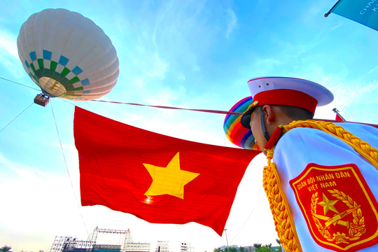 Xúc động cờ Tổ quốc hơn 2.000 m2 tung bay trên Quảng trường Hồ Chí Minh