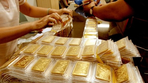 Ông Đoạn mang dây chuyền đến tiệm vàng để bán, chủ tiệm trả tiền rồi đi kiểm định, công an lập tức vào cuộc