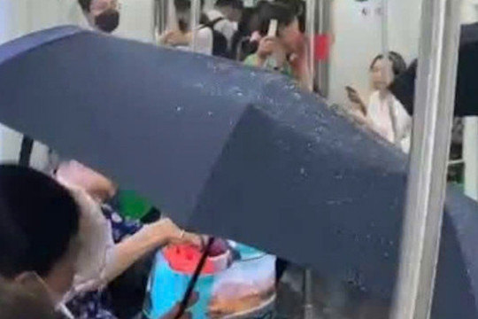 Nguyên nhân tàu metro Cát Linh - Hà Đông bị 'dột', khách che ô suốt hành trình