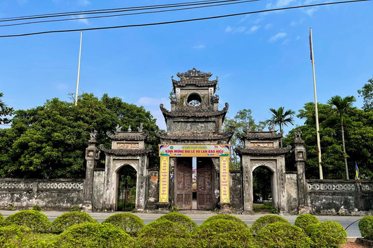 Ngôi chùa cổ thuộc cụm Di tích Quốc gia đặc biệt nằm tại trung tâm vùng thương cảng sầm uất bậc nhất một thời, chuẩn bị cung nghinh xá lợi Đức Phật, cách Hà Nội chỉ hơn 60km